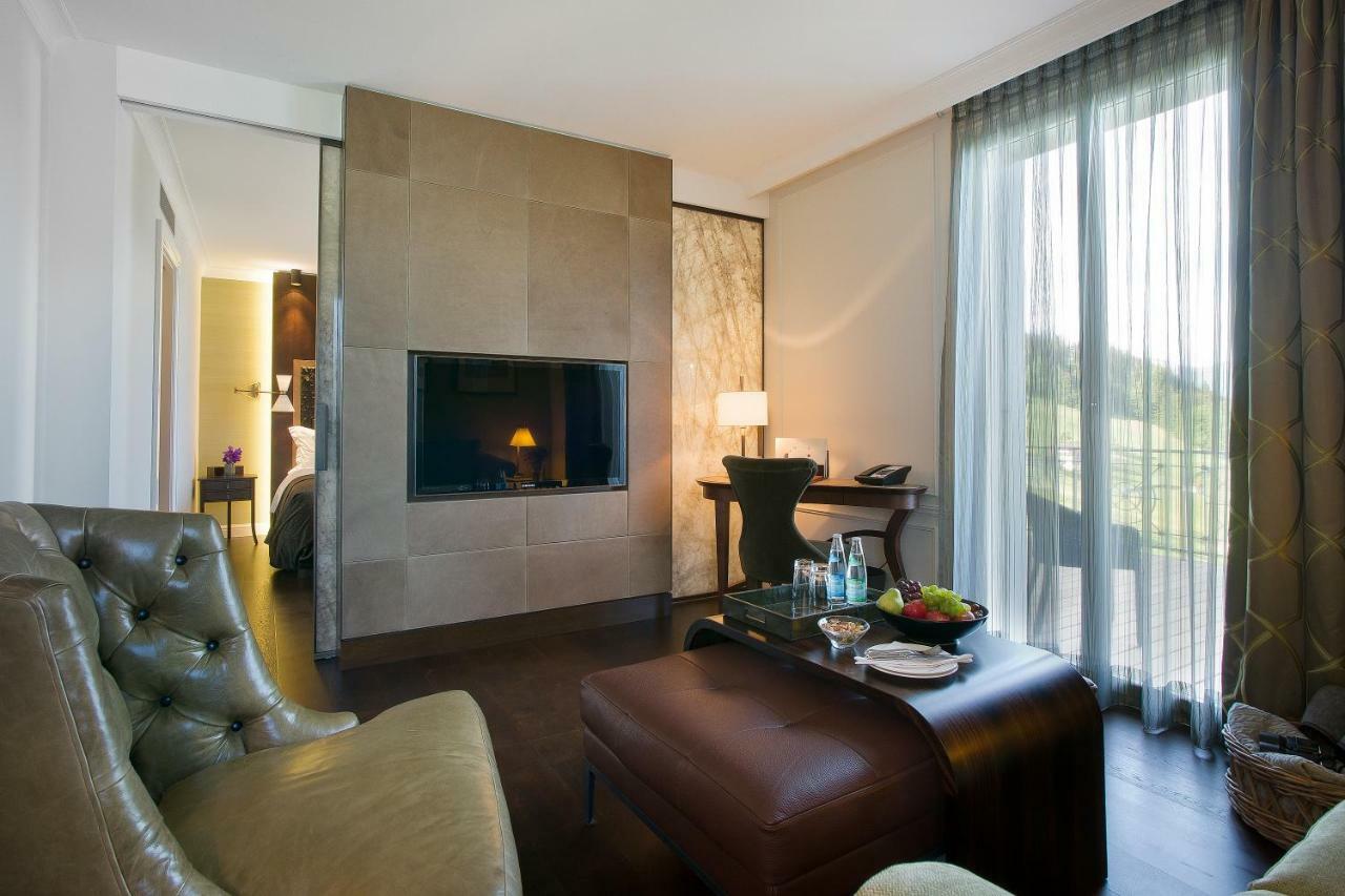 Corner Suite with Balcony and Lake View,913596949:JPEG